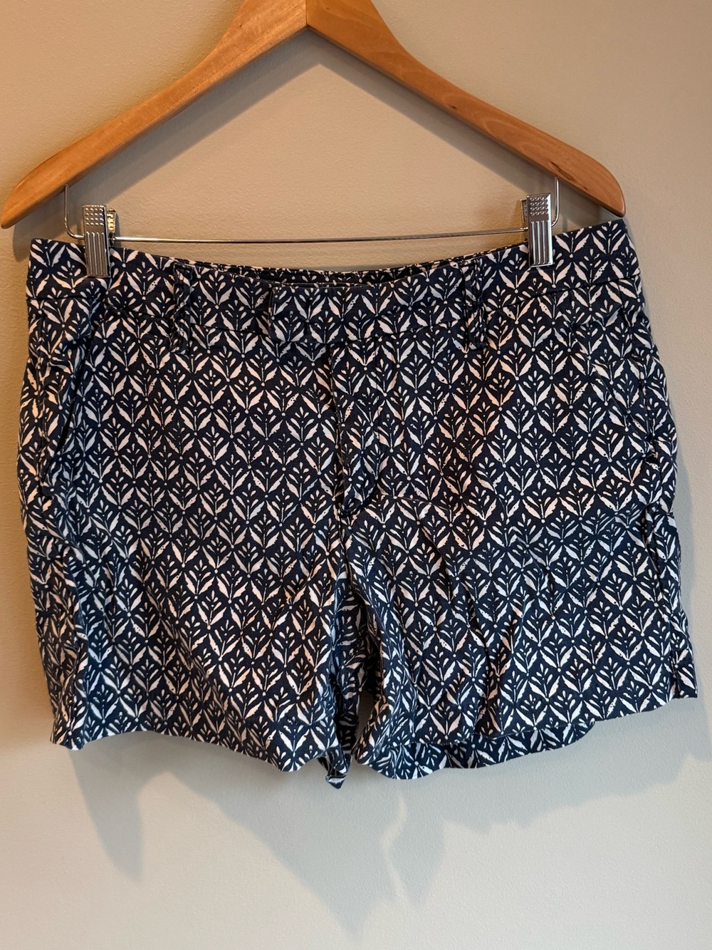 Level 99 Women's Navy Geometric Print Shorts Size 31